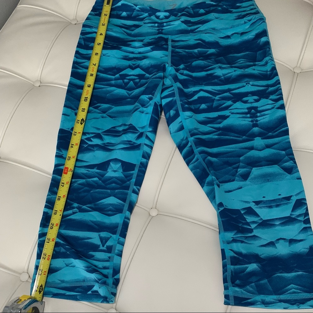 Z by Zella Geometric Cropped Capri leggings